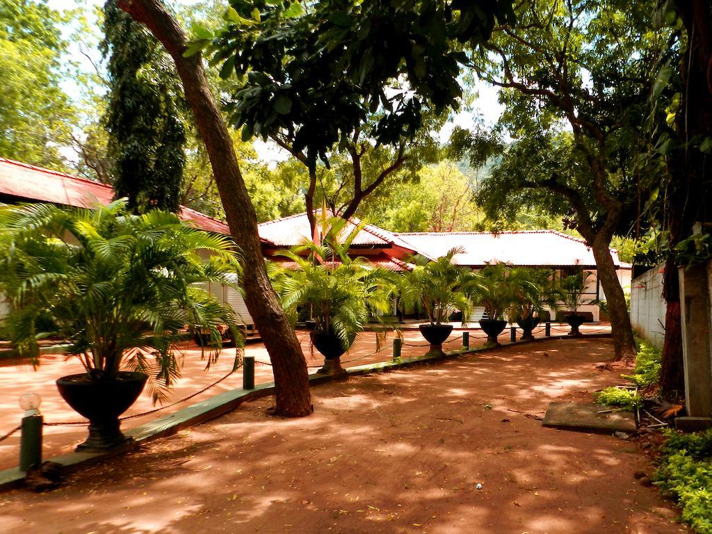 Jayasinghe Holiday Resort Kataragama Luaran gambar